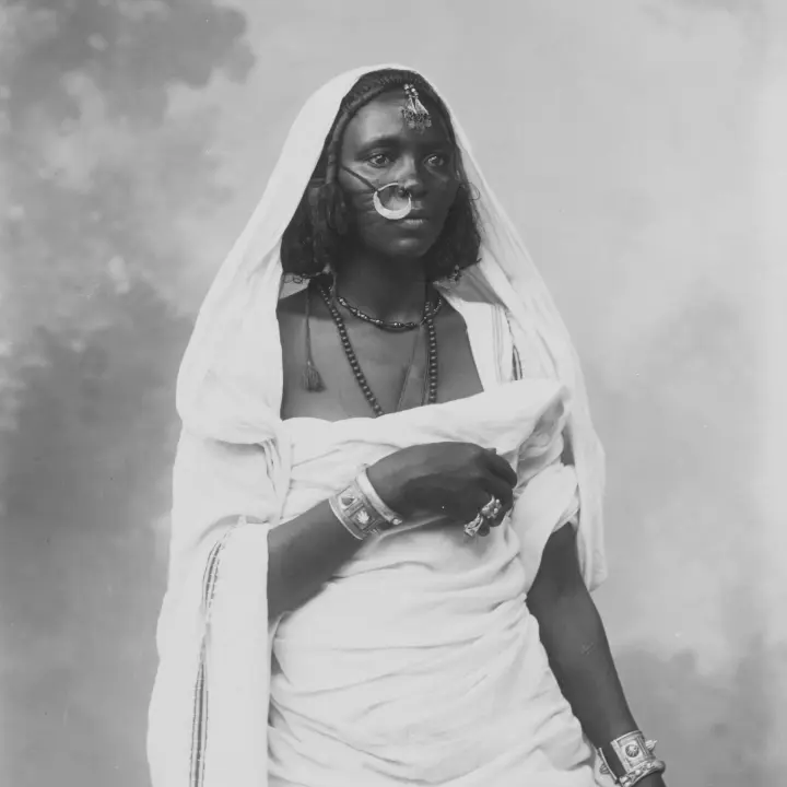 Fotografia em preto e branco de uma mulher africana.
